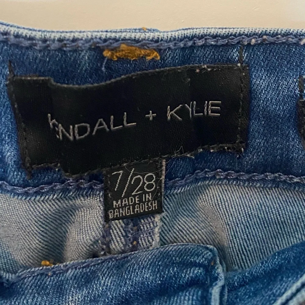 Kendall + Kylie The Icon Cuffed Jean Shorts Size 7/28 - Picture 7 of 9
